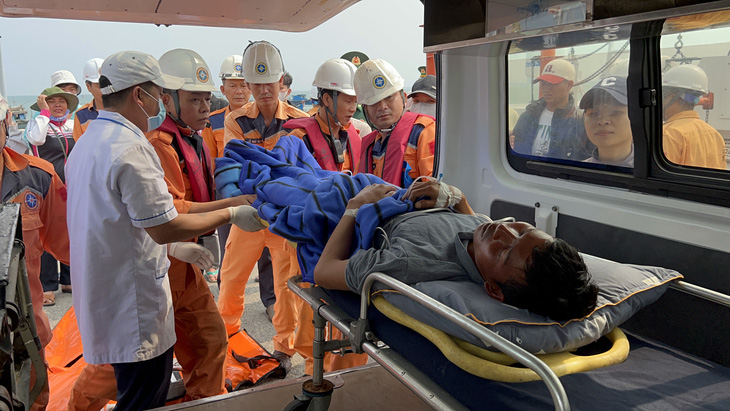 Ngư dân Hoàng Minh Nhơn, thuyền viên tàu QNa 94916 bị lật thuyền thúng và mất tích trên biển Hoàng Sa suốt 28 tiếng đã được đưa vào bờ - Ảnh: TRUNG ĐỨC