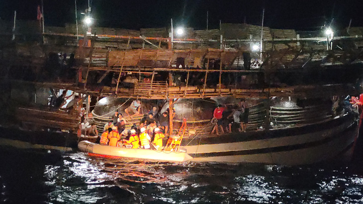 Tàu SAR 412 tiếp cận tàu cá QNa 94916 giữa đêm khuya để đưa người bị nạn vào bờ - Ảnh: TRUNG ĐỨC