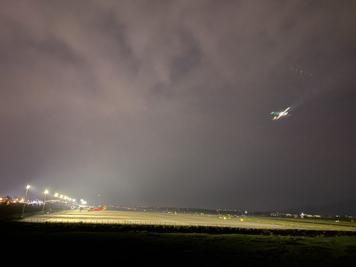 Máy bay tư nhân chở tỉ phú Bill Gates vừa rời khỏi Đà Nẵng tối 7-3 - Ảnh: TRƯỜNG TRUNG