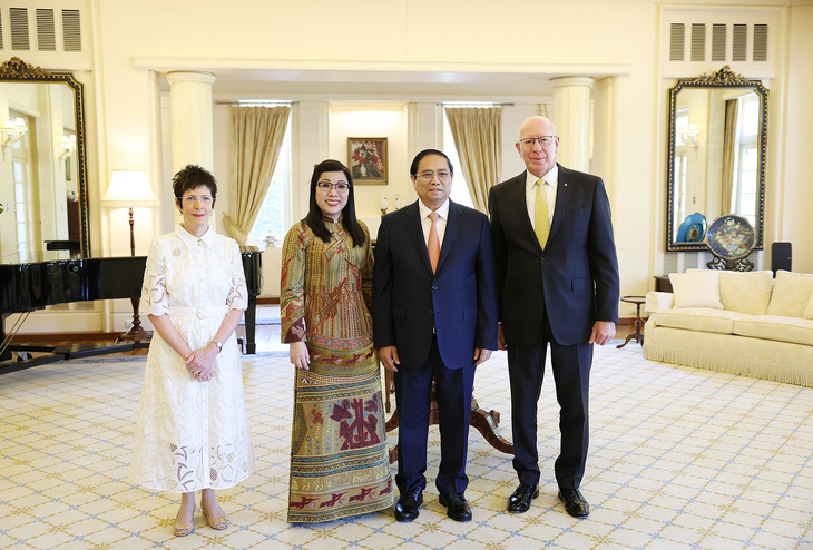 Thủ tướng Phạm Minh Chính và phu nhân chụp ảnh cùng Toàn quyền Úc David Hurley và phu nhân - Ảnh: DƯƠNG GIANG