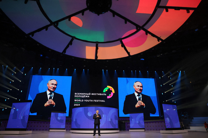 Tổng thống Nga Vladimir Putin phát biểu tại Liên hoan Thanh niên thế giới diễn ra ở lãnh thổ liên bang Sirius gần thành phố Sochi, Nga hôm 6-3 - Ảnh: REUTERS