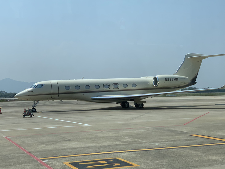 Máy bay Gulfstream G650ER mang số hiệu N887WM ở sân bay Đà Nẵng trong những ngày tỉ phú Bill Gates dừng chân - Ảnh: TIẾN MINH