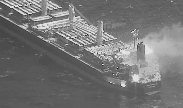 Khói bốc lên từ con tàu True Confidence bị tấn công ở Biển Đỏ, hình ảnh được Bộ Tư lệnh trung tâm Mỹ đăng ngày 7-3 trên X (trước đây là Twitter) - Ảnh: X U.S. CENTRAL COMMAND