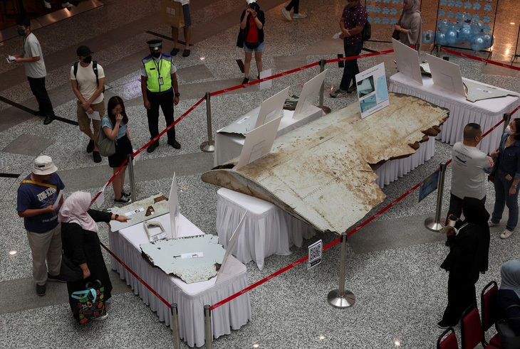 Khách tham quan quan sát những mảnh vỡ được cho là thuộc về MH370 trong một sự kiện kỷ niệm 10 năm chuyến bay mất tích ở Malaysia, ảnh chụp tháng 3-2024 - Ảnh: REUTERS