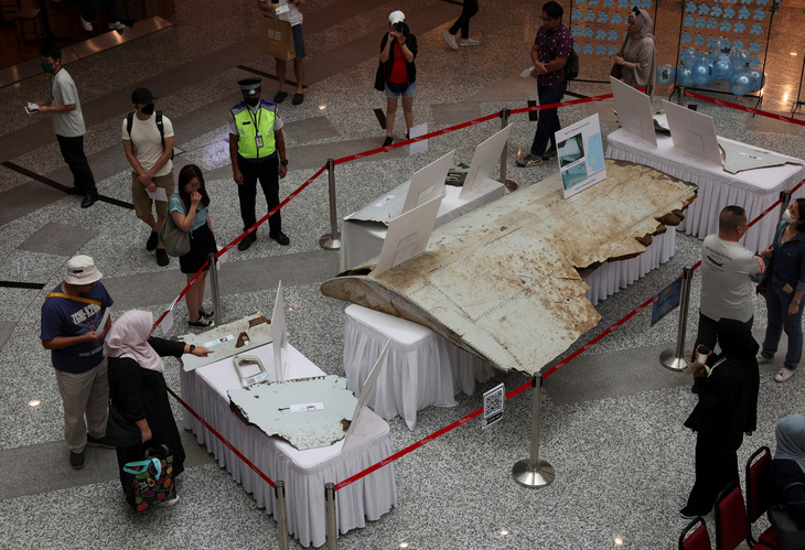 Khách tham quan quan sát những mảnh vỡ được cho là thuộc về MH370 trong một sự kiện kỷ niệm 10 năm chuyến bay mất tích ở Malaysia, ảnh chụp tháng 3-2024 - Ảnh: REUTERS