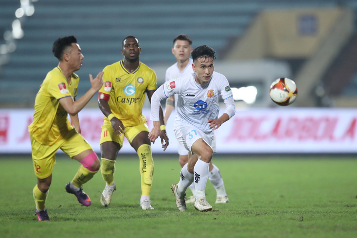 Thanh Hoá (trái) giành lại 1 điểm trước Nam Định ở phút bù giờ - Ảnh: NĐFC