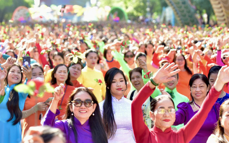 Hơn 5.000 người đồng diễn áo dài trên phố đi bộ Nguyễn Huệ