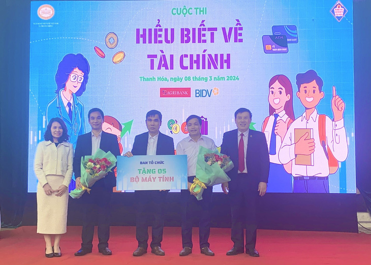 Ban tổ chức tặng 5 bộ máy tính cho Trường THCS Dân tộc nội trú huyện Cẩm Thủy tại chương trình