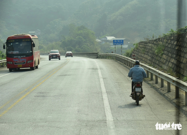 Xe máy chạy vào cao tốc từ Lào Cai hướng về Yên Bái. Đây là hành vi trái phép - Ảnh: T.T.D.