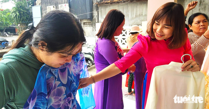 Những bộ áo dài ở &quot;tủ áo dài 0 đồng&quot; được cán bộ Hội Phụ nữ xã Bình Kiến (TP Tuy Hòa, tỉnh Phú Yên) trao tận tay phụ nữ khó khăn - Ảnh: NGUYỄN HOÀNG
