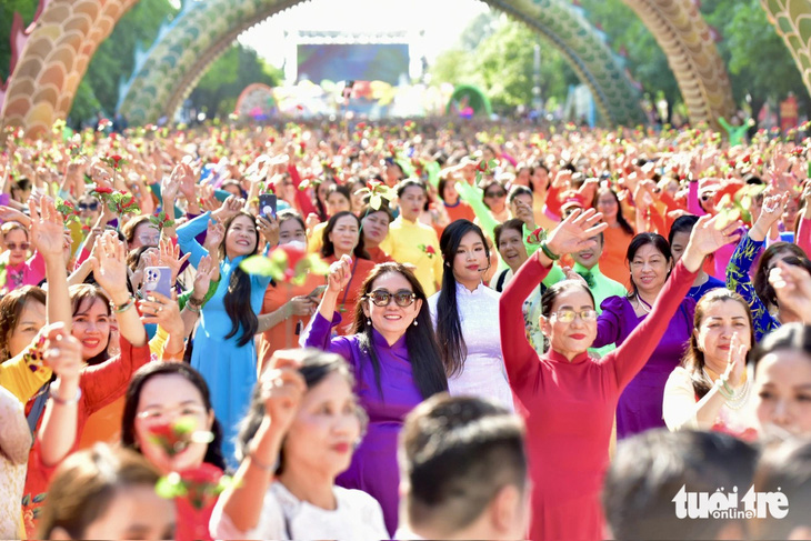 5.000 người đồng diễn áo dài trên phố đi bộ Nguyễn Huệ - Ảnh: T.T.D.