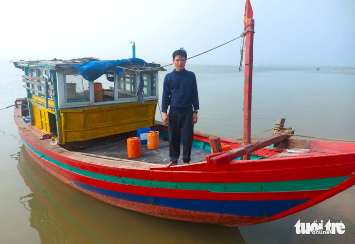 Ngư dân Trần Hữu Khánh kêu khó tìm bạn thuyền đi biển - Ảnh: LÊ MINH