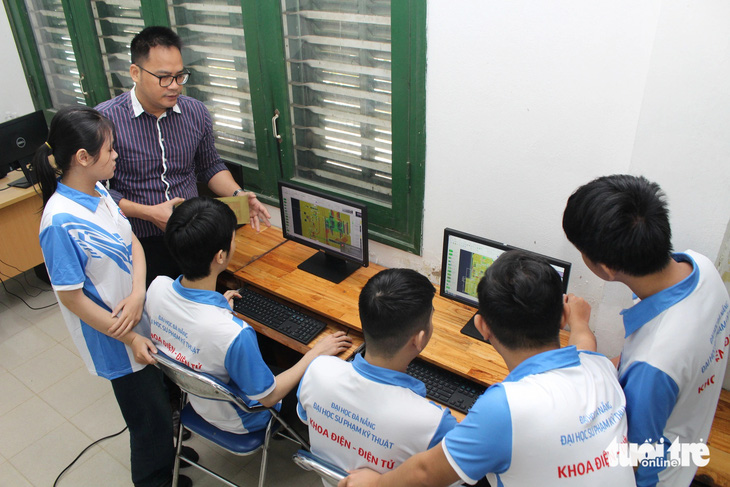 Sinh viên Trường đại học Sư phạm kỹ thuật Đà Nẵng thực hành thiết kế vi mạch - Ảnh: ĐOÀN NHẠN