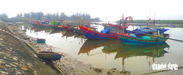 Tàu thuyền vào neo đậu tại âu cảng Cửa Sót (huyện Lộc Hà) - Ảnh: LÊ MINH