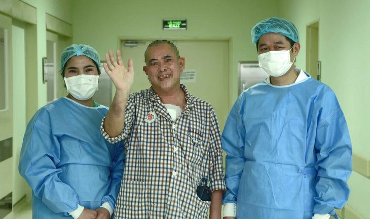 Ông N.V.M. (53 tuổi, Lạng Sơn) được ghép tim đã bình phục sức khỏe tốt và được trở về với gia đình - Ảnh: BVCC