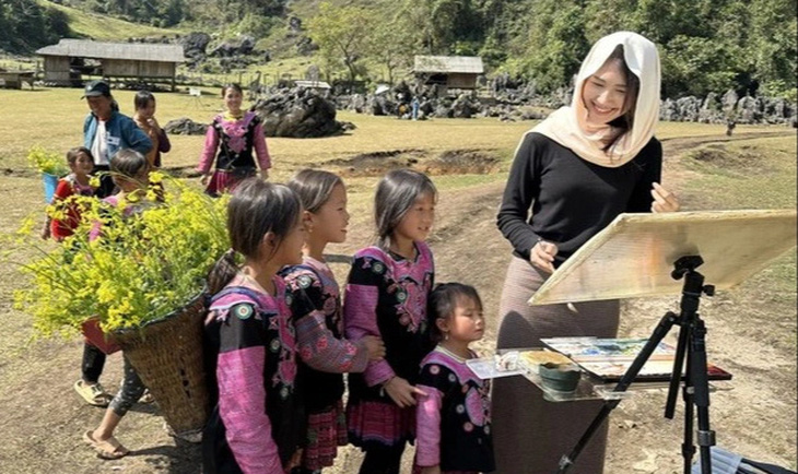 Phan Anh Thư đến các bản làng dạy vẽ cho các em - Ảnh: VTV