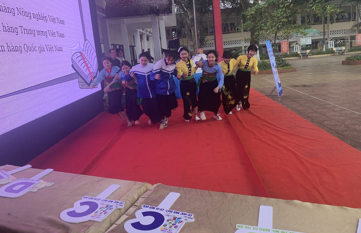 Các em học sinh Trường THCS Dân tộc nội trú huyện Cẩm Thủy (Thanh Hóa) tham gia cuộc thi 