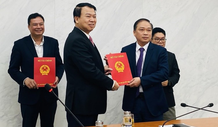 Ông Lương Hải Sinh nhận quyết định bổ nhiệm chức chủ tịch VNX - Ảnh: A.V.