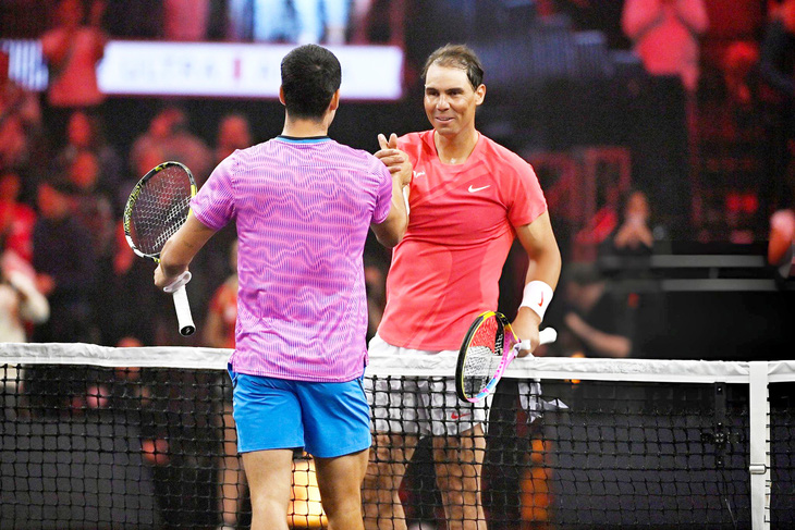 Nadal (phải) và Alcaraz trong trận đấu biểu diễn ở Netflix Slam vào cuối tuần trước - Ảnh: Getty