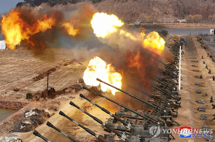Cuộc tập trận bắn đạn pháo được thực hiện dưới sự chỉ đạo của lãnh đạo Triều Tiên Kim Jong Un ngày 7-3 - Ảnh: YONHAP