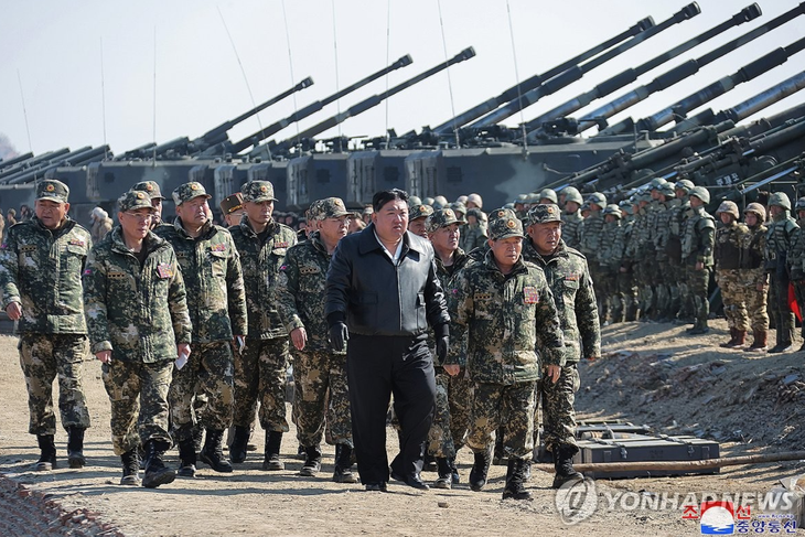 Lãnh đạo Triều Tiên Kim Jong Un chỉ đạo cuộc tập trận ngày 7-3 - Ảnh: YONHAP
