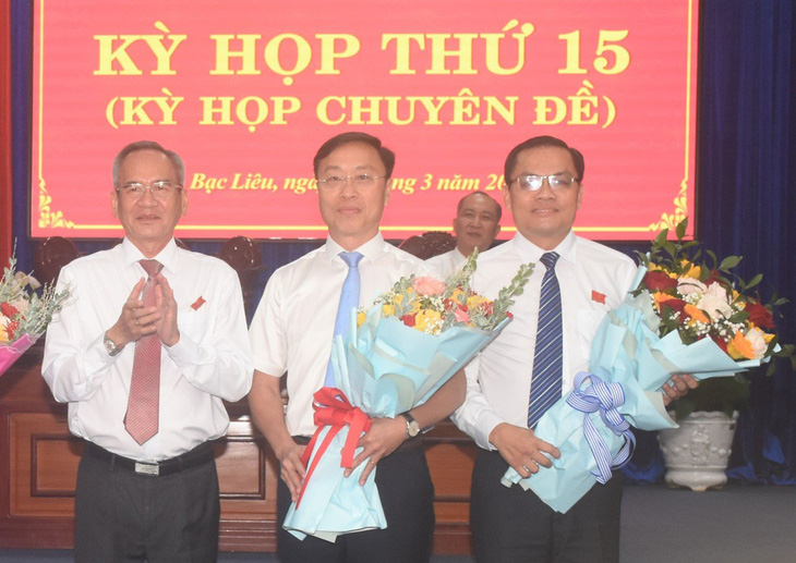 Ông Ngô Vũ Thăng và Huỳnh Hữu Trí (từ phải qua) nhận hoa chúc mừng từ Bí thư Tỉnh ủy Bạc Liêu Lữ Văn Hùng - Ảnh: ĐÀM NGUYỄN