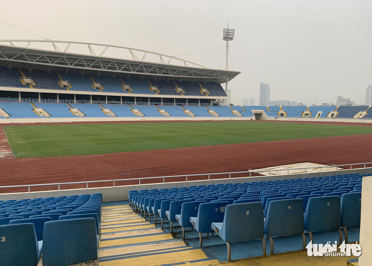 Các khán đài và ghế ngồi không quá bụi, chờ ngày tổng vệ sinh để chuẩn bị cho trận Việt Nam - Indonesia vào ngày 26-3, vòng loại World Cup 2026 khu vực châu Á - Ảnh: HOÀNG TÙNG