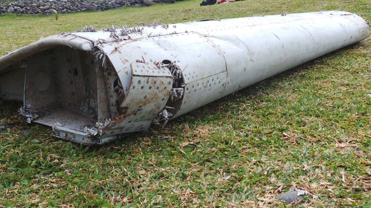 Tháng 7-2015 (tức 16 tháng sau khi MH370 mất tích), một phần cánh máy bay được tìm thấy ở đảo Réunion - Ảnh: 9NEWS.COM.AU