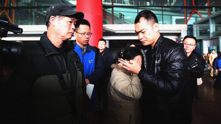 Thân nhân của các hành khách trên chuyến bay MH370 chờ đợi ở sân bay Bắc Kinh - Ảnh: GETTY IMAGES