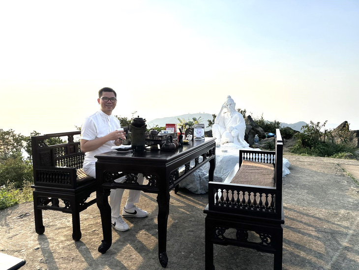 Bộ bàn ghế phục vụ buổi thiền trà được đưa lên đỉnh Bàn Cờ - Ảnh: Nghệ nhân Hoàng Anh Sướng cung cấp