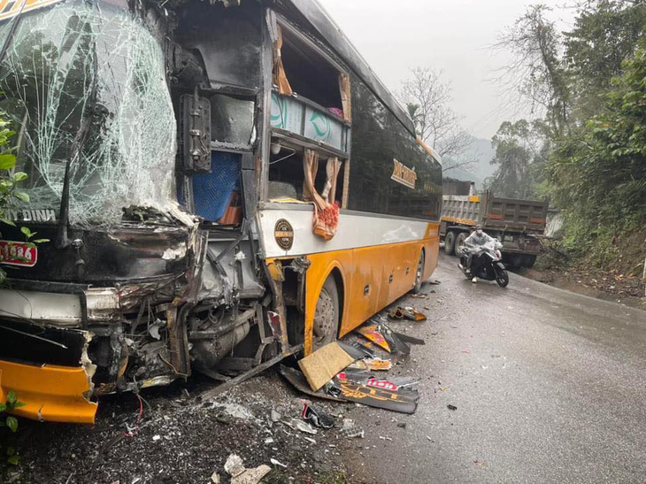 Hiện trường vụ tai nạn giữa xe giường nằm và xe đầu kéo - Ảnh: Công an xã Tân Hương