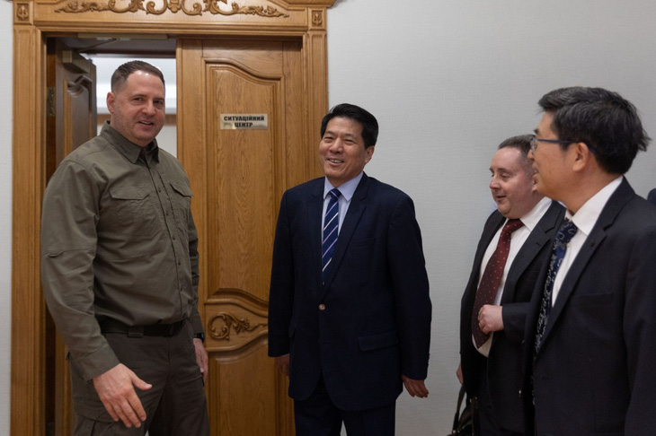 Chánh Văn phòng Tổng thống Ukraine Andriy Yermak (bên trái) tiếp phái đoàn đặc phái viên Trung Quốc tại thủ đô Kiev (Ukraine) hôm 7-3 - Ảnh: UKRINFORM