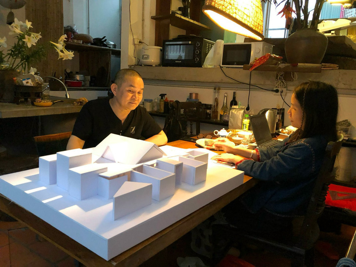 Nữ kiến trúc sư làm việc với nghệ sĩ Xuân Hinh về dự án Bảo tàng đạo Mẫu - Ảnh: NVCC