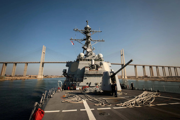 Tàu khu trục USS Carney của Mỹ gần kênh đào Suez vào tháng 10-2023, tàu này đã bắn hạ một số drone và tên lửa hành trình ở Biển Đỏ - Ảnh: REUTERS