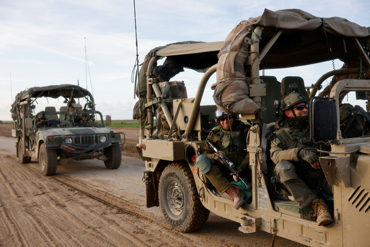 Xe quân sự được điều động gần biên giới với Dải Gaza ở miền nam Israel, ngày 7-3 - Ảnh: REUTERS