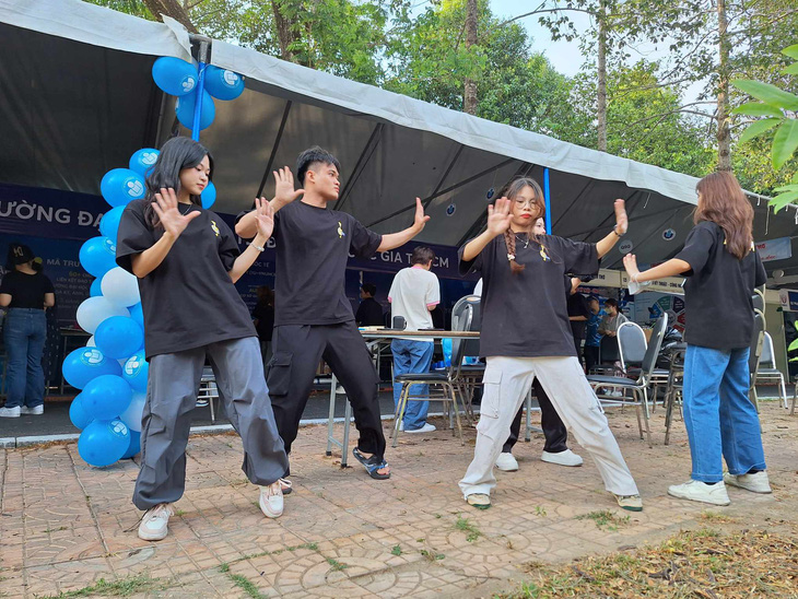 Nhóm sinh viên Trường đại học Quốc tế (Đại học Quốc gia TP.HCM) chuẩn bị bài nhảy cho ngày hội - Ảnh: TRỌNG NHÂN