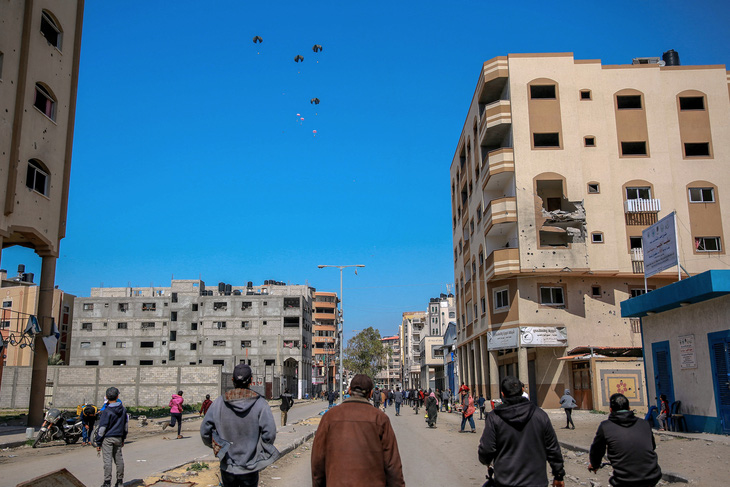 Các bưu kiện viện trợ được thả xuống phía bắc Dải Gaza vào ngày 8-3 - Ảnh: AFP