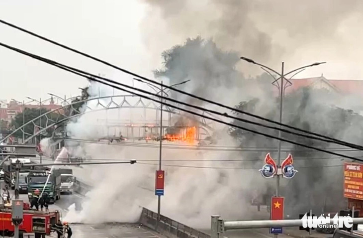 Lực lượng cảnh sát phòng cháy chữa cháy có mặt dập tắt đám cháy - Ảnh: TÂM PHẠM