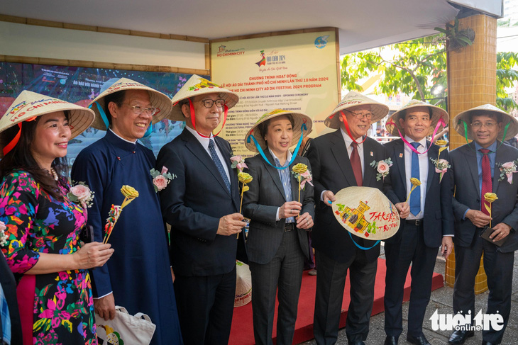 Đoàn đại biểu cấp cao tham quan gian hàng xúc tiến du lịch Việt Nam tại lễ hội - Ảnh: NGỌC ĐỨC