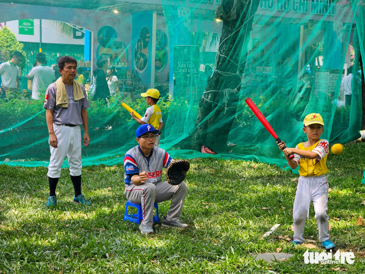 Trẻ em trải nghiệm bóng chày tại lễ hội - Ảnh: NGỌC ĐỨC