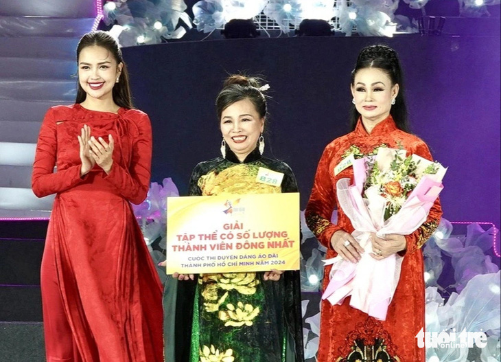 Hoa hậu Ngọc Châu (bìa trái) trao giải phụ cho Câu lạc bộ Áo dài Thủ Đức - Ảnh: T.T.D.