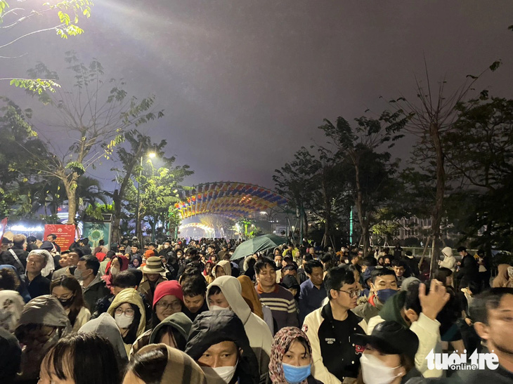 Tại khu vực phố đi bộ Trịnh Công Sơn, nơi drone trình diễn, hàng ngàn người dân cũng chen chân nhau vì quá đông đúc - Ảnh: NGUYỄN HIỄN