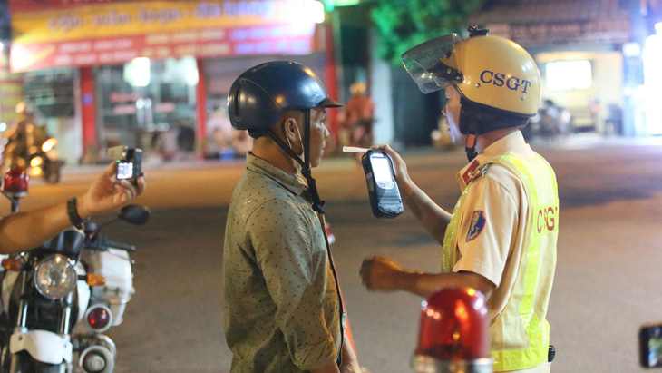 Lực lượng cảnh sát giao thông - trật tự Công an TP Thủ Đức kiểm tra nồng độ cồn - Ảnh: MINH HÒA