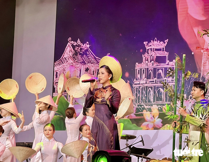 Nhà hát ca múa nhạc dân tộc Bông Sen biểu diễn tiết mục Một vòng Việt Nam - Ảnh: HOÀNG TRANG