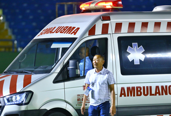 Xe cấp cứu kịp thời đưa thủ môn Văn Việt đến bệnh viện - Ảnh: Q.T.