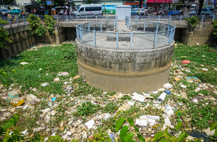 Kênh Nhiêu Lộc - Thị Nghè 1 tháng chưa dọn, ngộp thở với 'biển rác' trên sông- Ảnh 9.