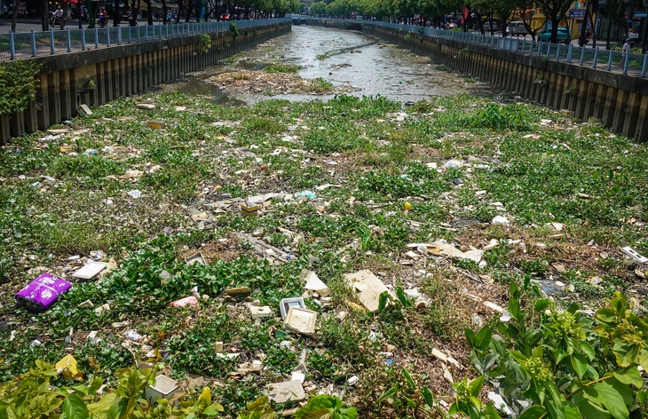Kênh Nhiêu Lộc - Thị Nghè 1 tháng chưa dọn, ngộp thở với 'biển rác' trên sông- Ảnh 8.