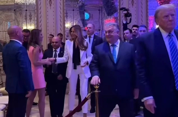 Thủ tướng Hungary Viktor Orban đi ngay sau cựu tổng thống Mỹ Donald Trump (phải) khi tham dự sự kiện ở Mar-a-Lago ngày 8-3 (giờ Mỹ) - Ảnh: DAILYMAIL.CO.UK