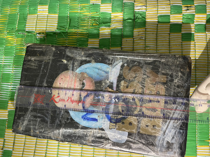 Bề ngoài, 4 gói ma túy này đồng dạng với gần 300 gói ma túy cocaine phát hiện trong tháng 1 - Ảnh: V.T.