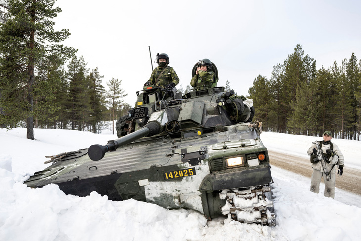 Binh sĩ Thụy Điển tập trận cùng binh sĩ Phần Lan ngày 5-3 trong cuộc tập trận của NATO - Ảnh: REUTERS